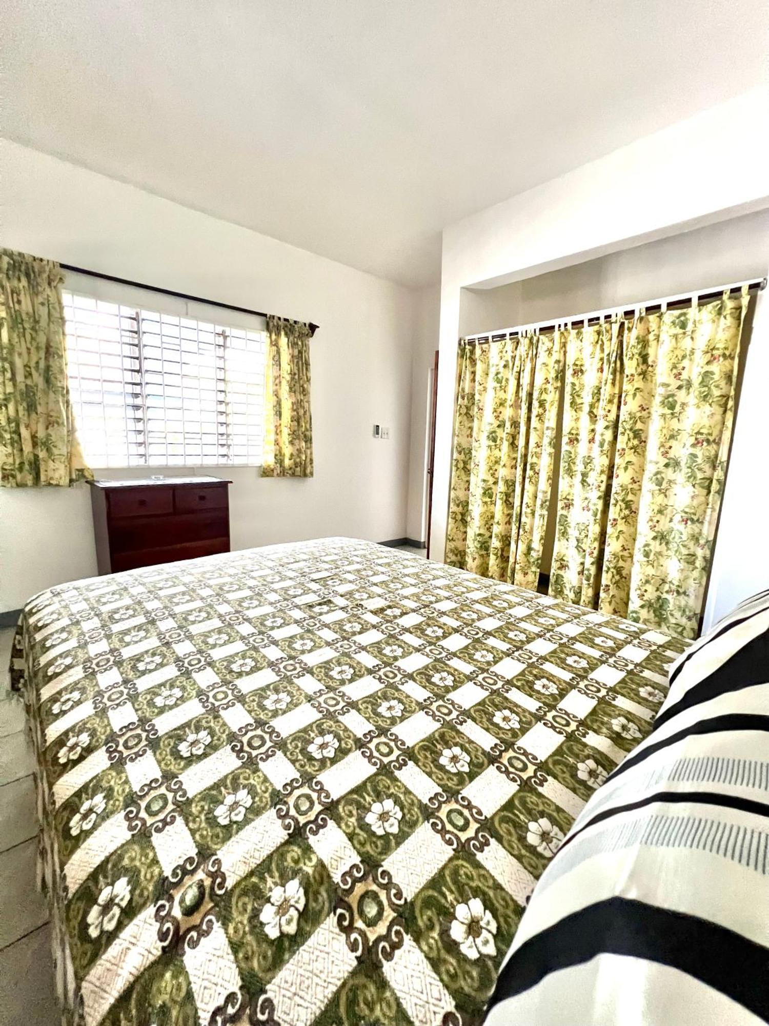 Crescent Apartment *