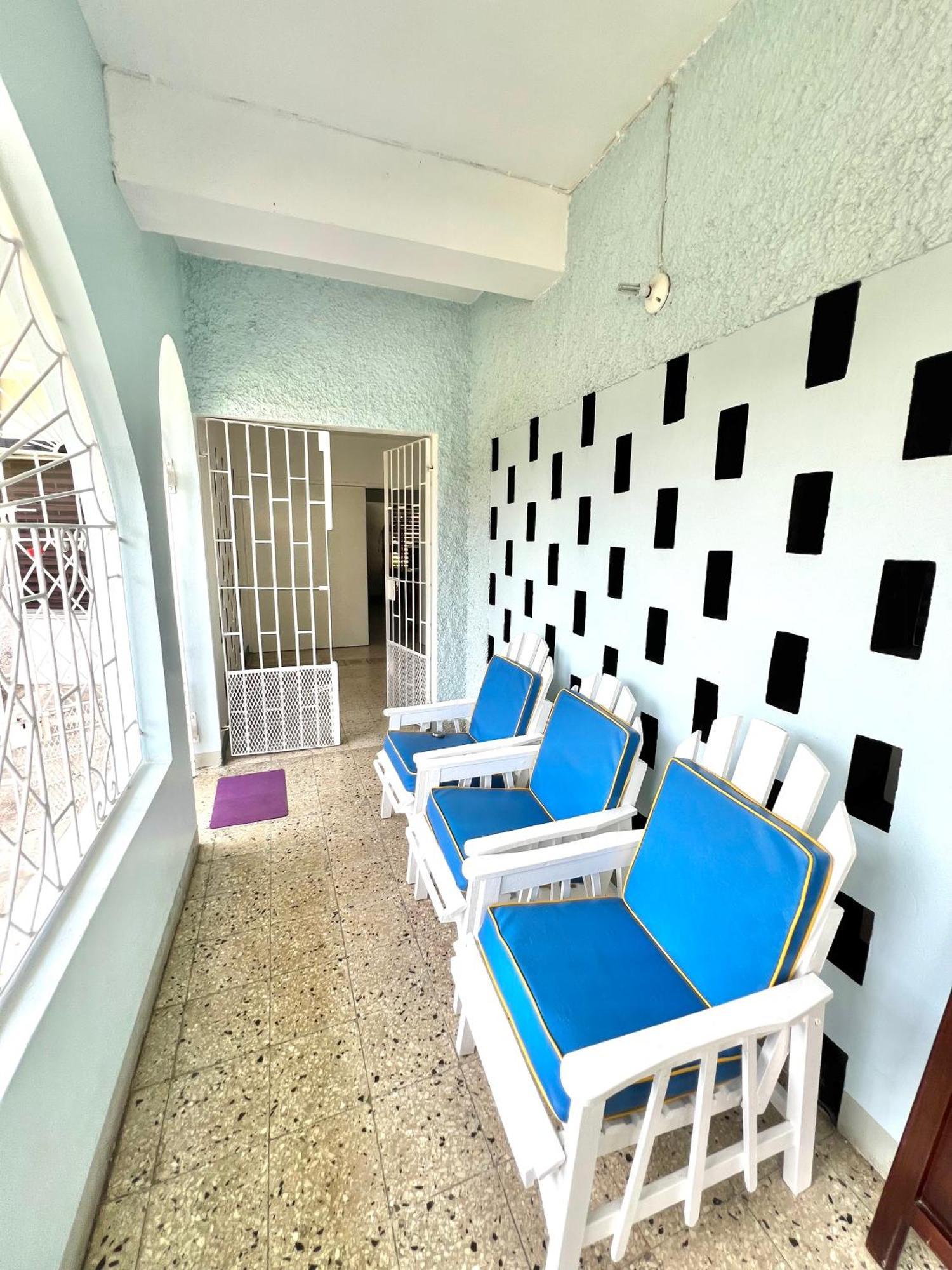 Crescent Apartment *